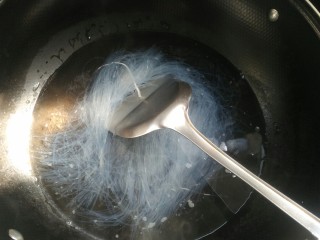 10、蚂蚁上树-肉沫炒粉丝,锅上火加水下粉丝稍煮