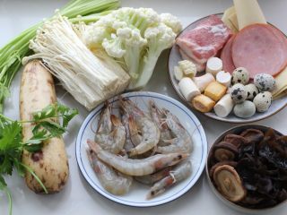 1、麻辣香锅,准备好自己喜欢的各种食材