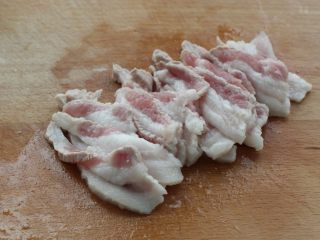 3、麻辣香锅,将五花肉放入开水中焯烫两分钟，捞出晾凉切薄片备用