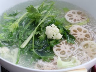 5、麻辣香锅,根据食材的种类将蔬菜和丸子分别焯烫至熟