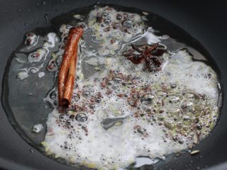 6、麻辣香锅,另起锅倒入适量食用油烧至五成热，放入花椒、小茴香、八角和桂皮小火炒香，然后捞出丢弃