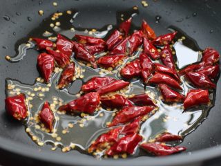 7、麻辣香锅,无需开火，就着锅中油温放入剪成小段的辣椒翻炒出香味，盛出备用