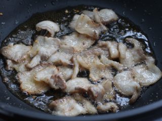 8、麻辣香锅,开小火放入五花肉片煸炒出油