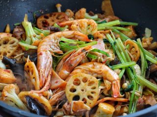 12、麻辣香锅,按照食材的易熟程度分别放入丸子、火腿和各种蔬菜，最后放入大虾和熟鹌鹑蛋拌炒均匀