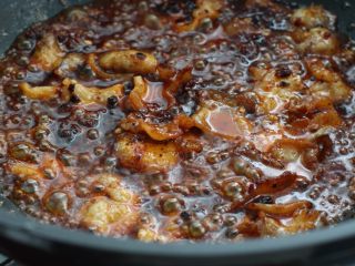 10、麻辣香锅,放入郫县豆瓣酱和火锅底料炒至肉片上色