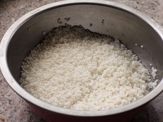 1、腊肠煲仔饭,大米 洗干净，提前浸泡半小时、