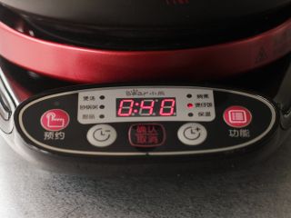 5、腊肠煲仔饭,选择煲仔饭，启动确认键就可以了。