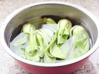 6、腊肠煲仔饭,青菜洗干净，浸泡一会儿