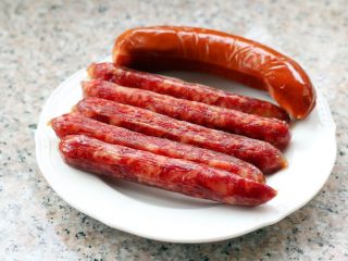 7、腊肠煲仔饭,取出腊肠和烤肠。