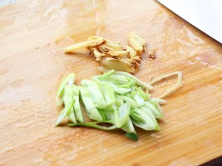 9、腊肠煲仔饭,葱姜切丝。