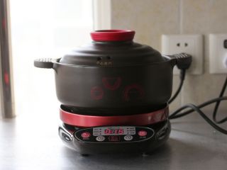 13、腊肠煲仔饭,盖上盖子继续焖。