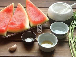 1、凉拌西瓜皮,准备好材料；