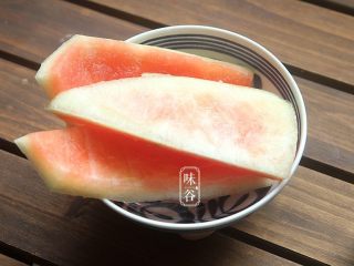 2、凉拌西瓜皮,将绿色的硬皮部分切掉，再片去内层的红瓤!