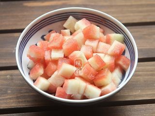 3、凉拌西瓜皮,西瓜翠衣切成均匀的小丁;