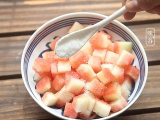 4、凉拌西瓜皮,放适量盐腌制半小时;