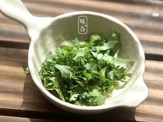 5、凉拌西瓜皮,香菜洗干净切成碎；