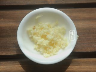 6、凉拌西瓜皮,备好蒜蓉；