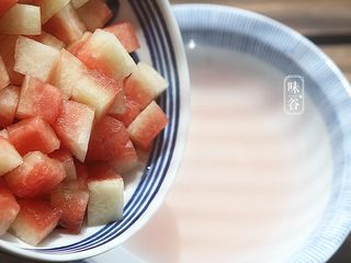 7、凉拌西瓜皮,把腌制出的水分倒掉;