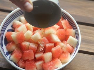 8、凉拌西瓜皮,倒入适量芝麻油；