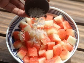 9、凉拌西瓜皮,加入适量白糖；