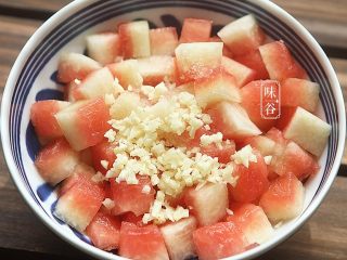 11、凉拌西瓜皮,放入蒜末;