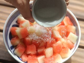 10、凉拌西瓜皮,放入2勺醋；