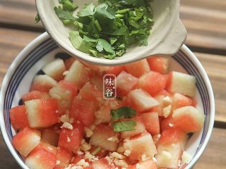 12、凉拌西瓜皮,最后放入香菜，搅拌均匀即可。