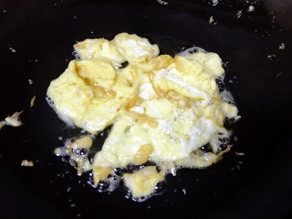 2、咖喱炒饭,炒锅烧热倒入适量的食用油,倒入打散的鸡蛋,快速划炒熟盛出备用。