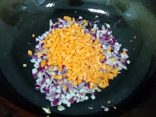 4、咖喱炒饭,下入胡萝卜翻炒均匀。