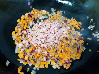 5、咖喱炒饭,下入火腿肠翻炒均匀。