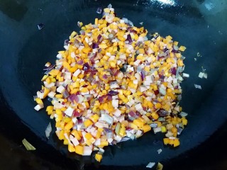 6、咖喱炒饭,加入一勺生抽翻炒均匀。