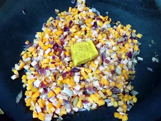 7、咖喱炒饭,加入咖喱块。