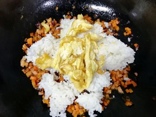 9、咖喱炒饭,下入米饭和炒好的鸡蛋翻炒均匀。