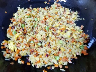 11、咖喱炒饭,尝一下,根据自己的口味看看要不要放盐,我的没有放盐,感觉味道刚刚好。