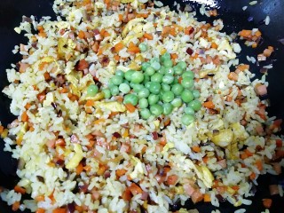 10、咖喱炒饭,下入青豆翻炒均匀。
