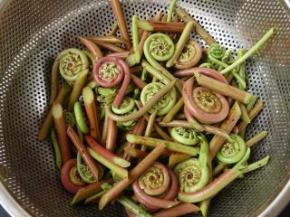 5、虾干炒蕨菜,蕨菜晾去水份待用