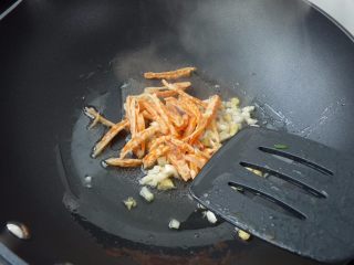 6、虾干炒蕨菜,热一锅,下有机山茶油,爆香姜、蒜、虾干