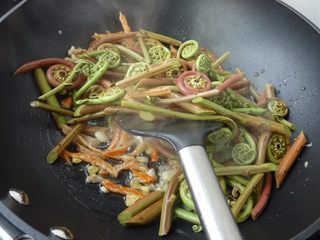 7、虾干炒蕨菜,下蕨菜爆炒一会