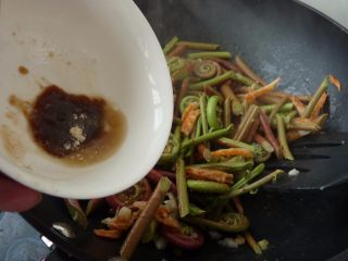 8、虾干炒蕨菜,下调味料中的盐、糖、蚝油、鸡粉、酒、