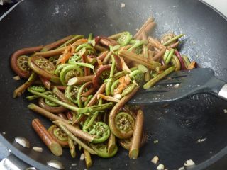 9、虾干炒蕨菜,把所有材料炒透