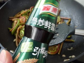 10、虾干炒蕨菜,下热炒露,稍炒一下