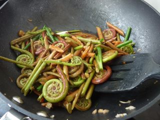 12、虾干炒蕨菜,再翻炒一下,关火
