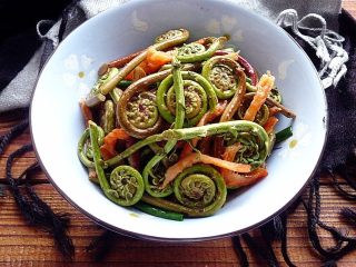 13、虾干炒蕨菜,上碟即可食用
