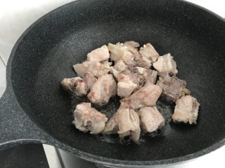 6、糖醋排骨～轻松快手版,煎至水分干，2⃣️面微焦