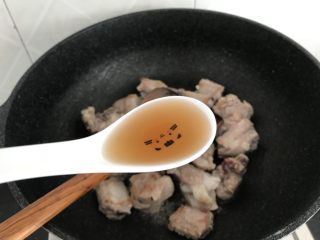 7、糖醋排骨～轻松快手版,加入料酒，1.5勺炒几下