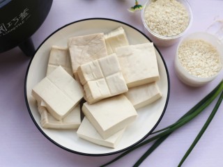 1、红烧豆腐盖饭,准备好所有食材。