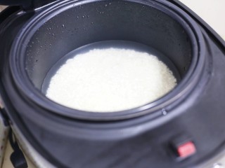 3、红烧豆腐盖饭,加入一指深的清水。