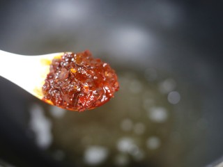 12、红烧豆腐盖饭,热锅热油，加一勺豆瓣酱。