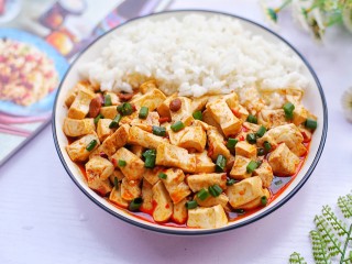 16、红烧豆腐盖饭,盖上豆腐。