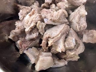 4、秘制川香羊排焖萝卜,羊排焯水捞出沥干水分